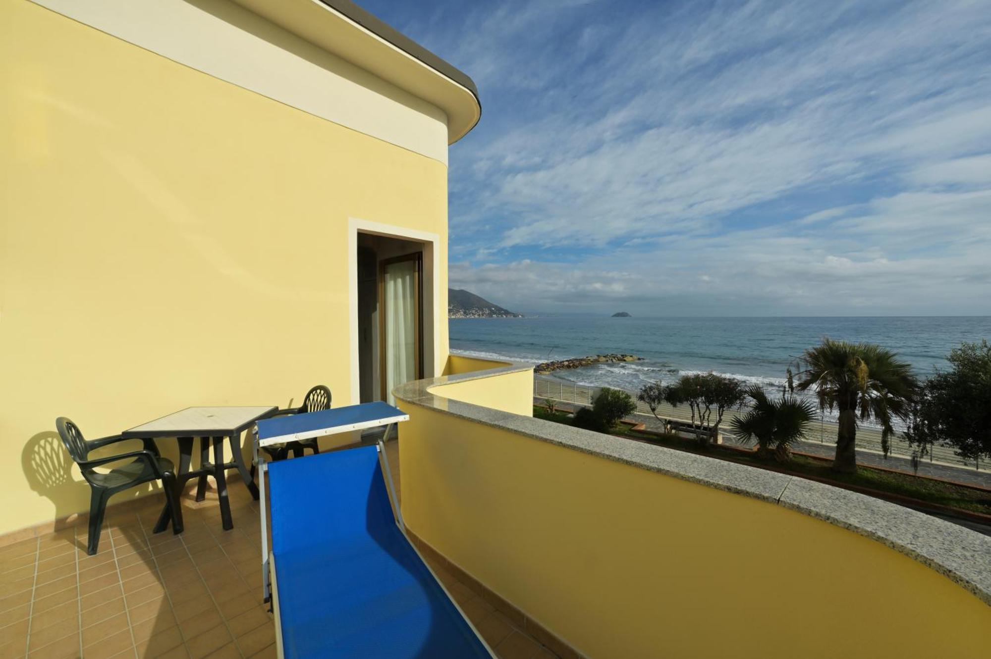 Hotel Delfino Laigueglia Exterior photo