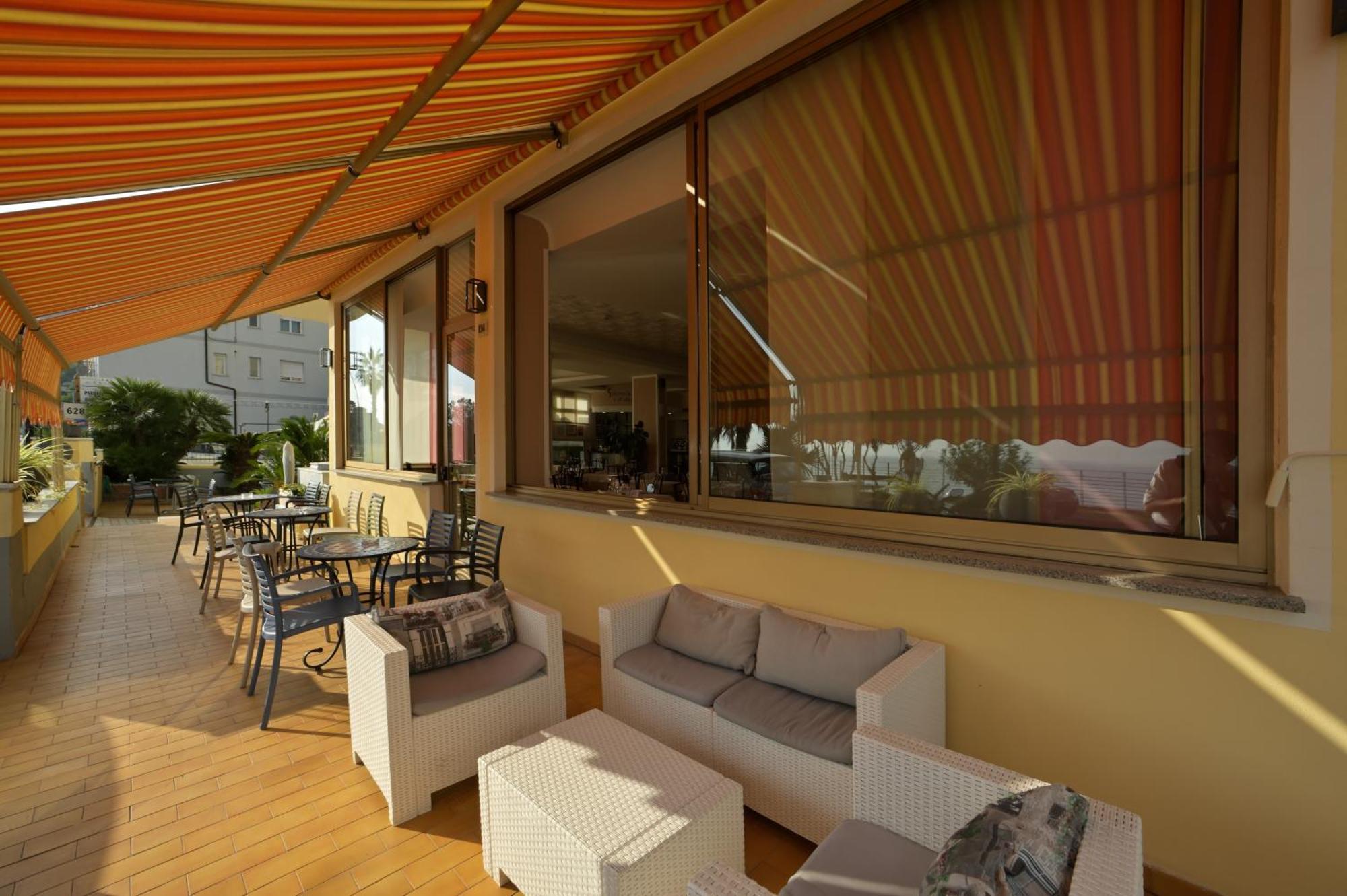 Hotel Delfino Laigueglia Exterior photo