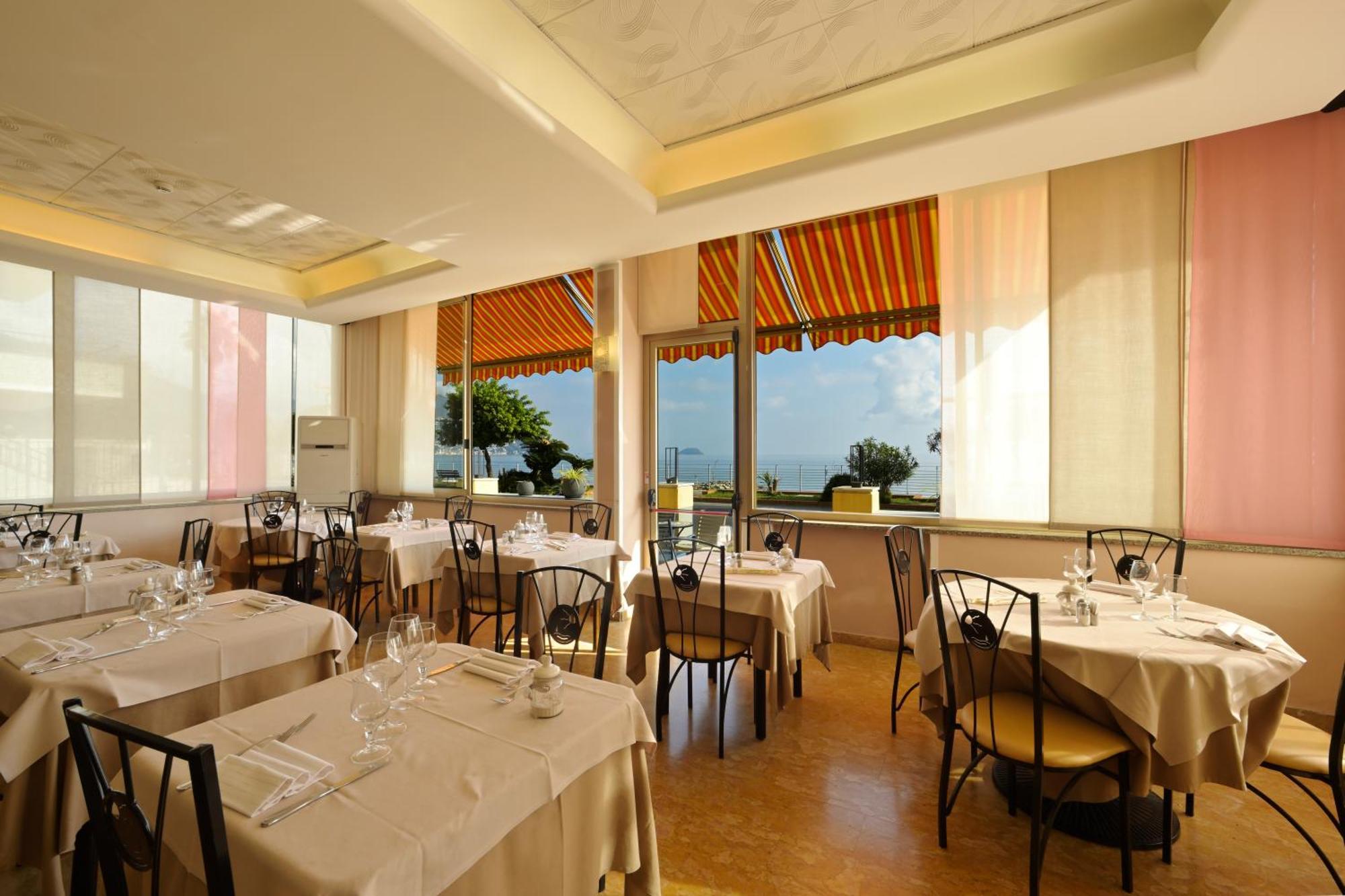 Hotel Delfino Laigueglia Exterior photo