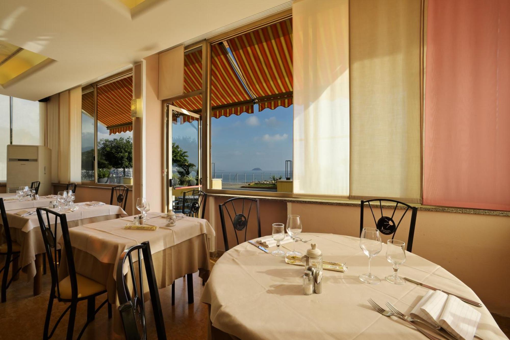 Hotel Delfino Laigueglia Exterior photo