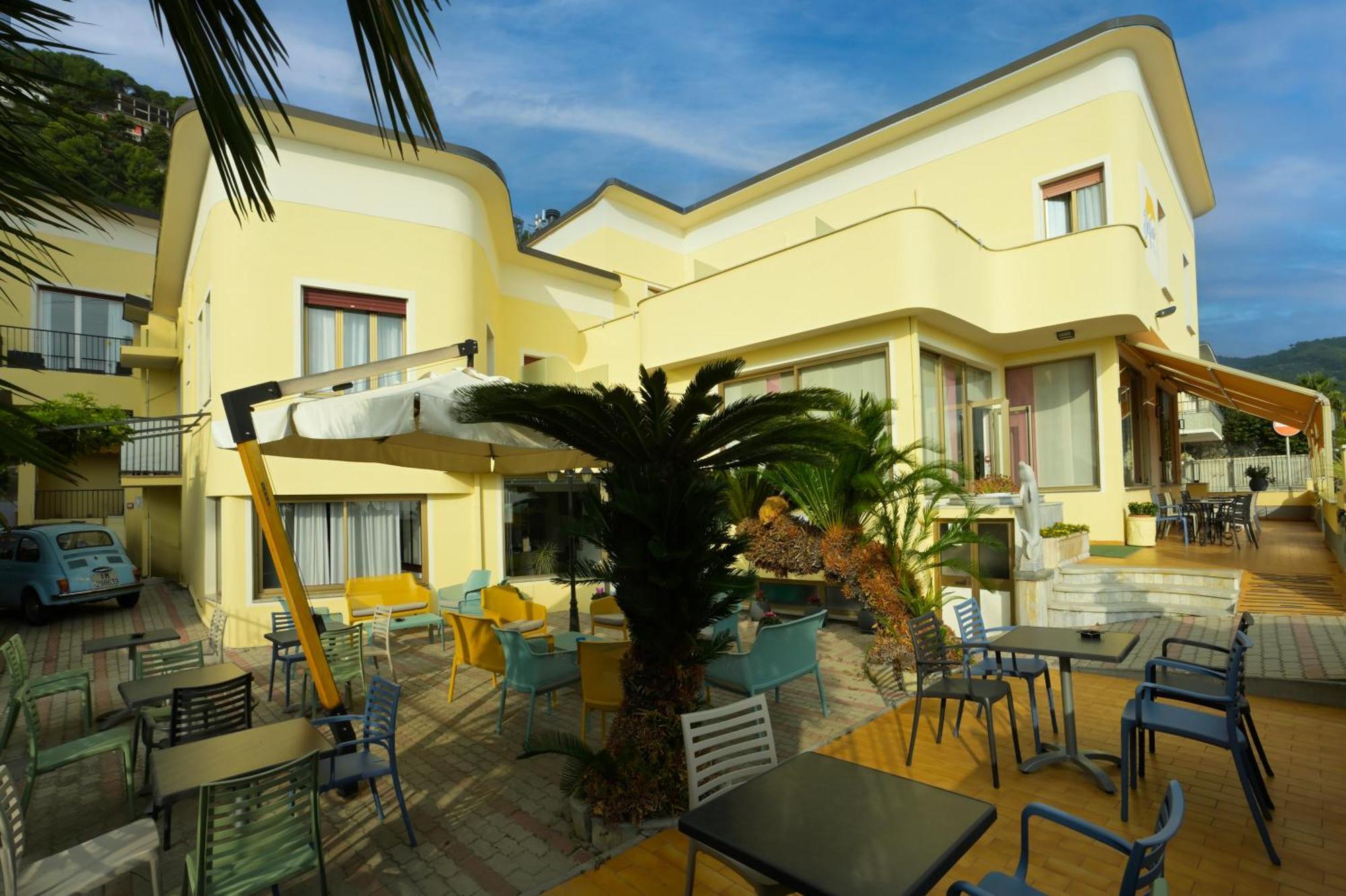 Hotel Delfino Laigueglia Exterior photo