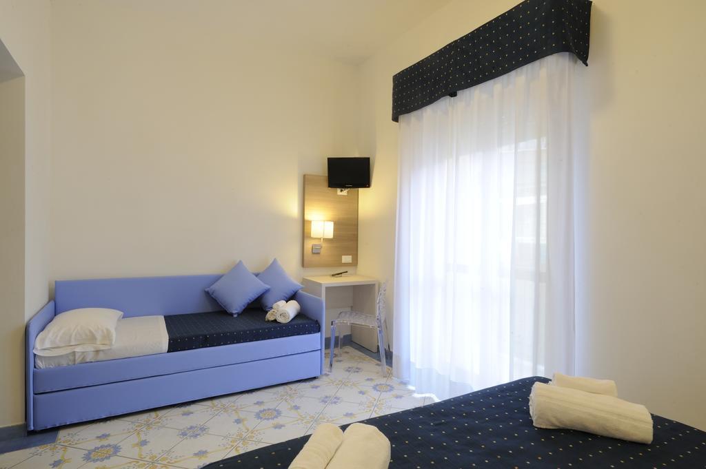 Hotel Delfino Laigueglia Exterior photo